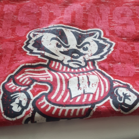 Red medium Wisconsin Badgers v-neck graphic tee - Picture 7 of 7